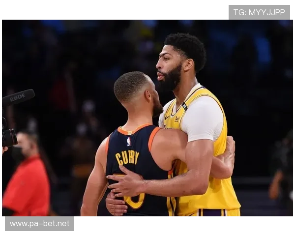 库里进攻组织端表现斐然获专家一致高度认可并被视作示范典范标杆