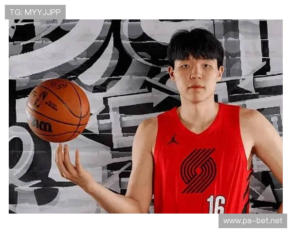 杨瀚森抵达印城参加爵士试训 身穿84号击掌撞胸展现激情